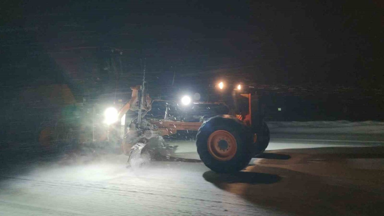 Van’da Kurubaş Geçidi’nde kar ve tipi ulaşımı olumsuz etkiliyor