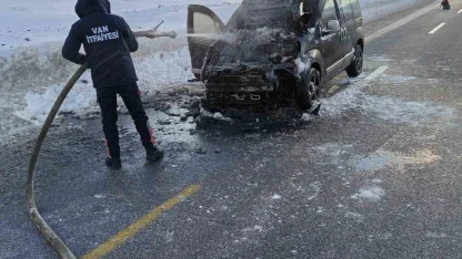 Van’da seyir halindeki kamyonet yandı