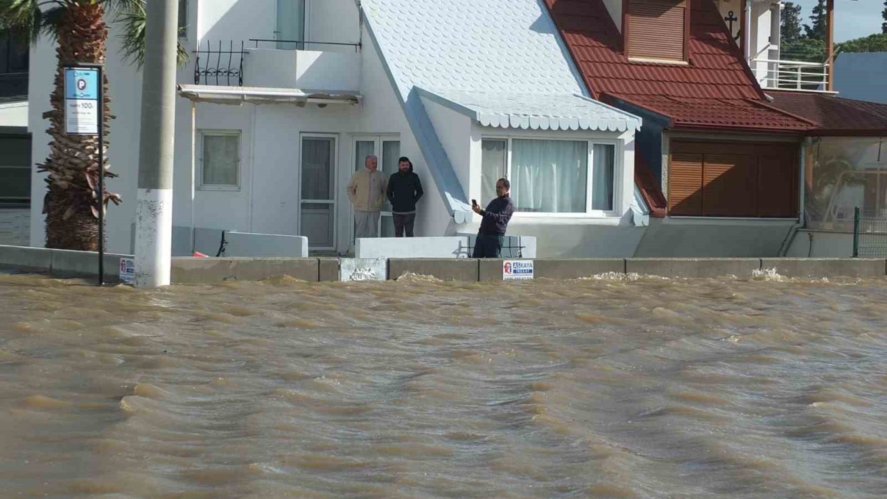Venedik değil Balıkesir: Deniz kabardı evler sular içinde kaldı