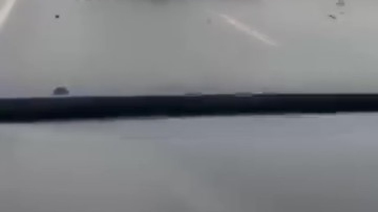 Yağışlı yolda makas atan otomobil tepetaklak oldu