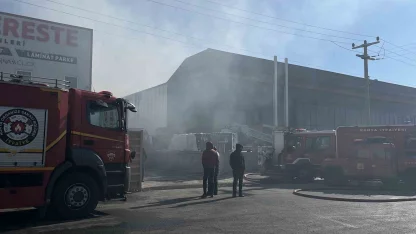 Yalıtım malzemesi bulunan depoda yangın paniği