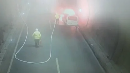 Yanan aracı trafik polisleri söndürdü