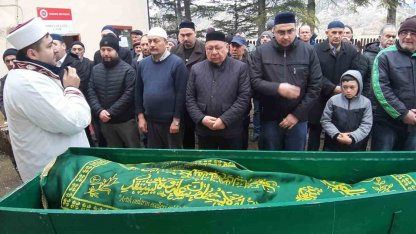 Yanan evinin önünde kedisine sarıldığı fotoğrafla tanınan Ali Meşe son yolculuğuna uğurlandı