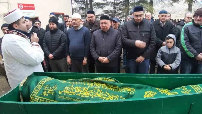 Yanan evinin önünde kedisine sarıldığı fotoğrafla tanınan Ali Meşe son yolculuğuna uğurlandı