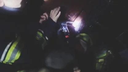 Yangın çıkan toprak evde kısmi çökme meydana geldi