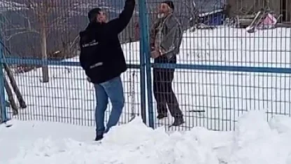 Yaşlı kadının ilaçları, yolu karla kaplanan mezraya kepçeyle ulaştırıldı