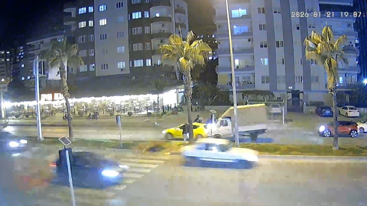 Yayaya yol vermek isterken zincirleme kazaya neden oldu