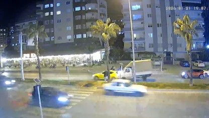 Yayaya yol vermek isterken zincirleme kazaya neden oldu