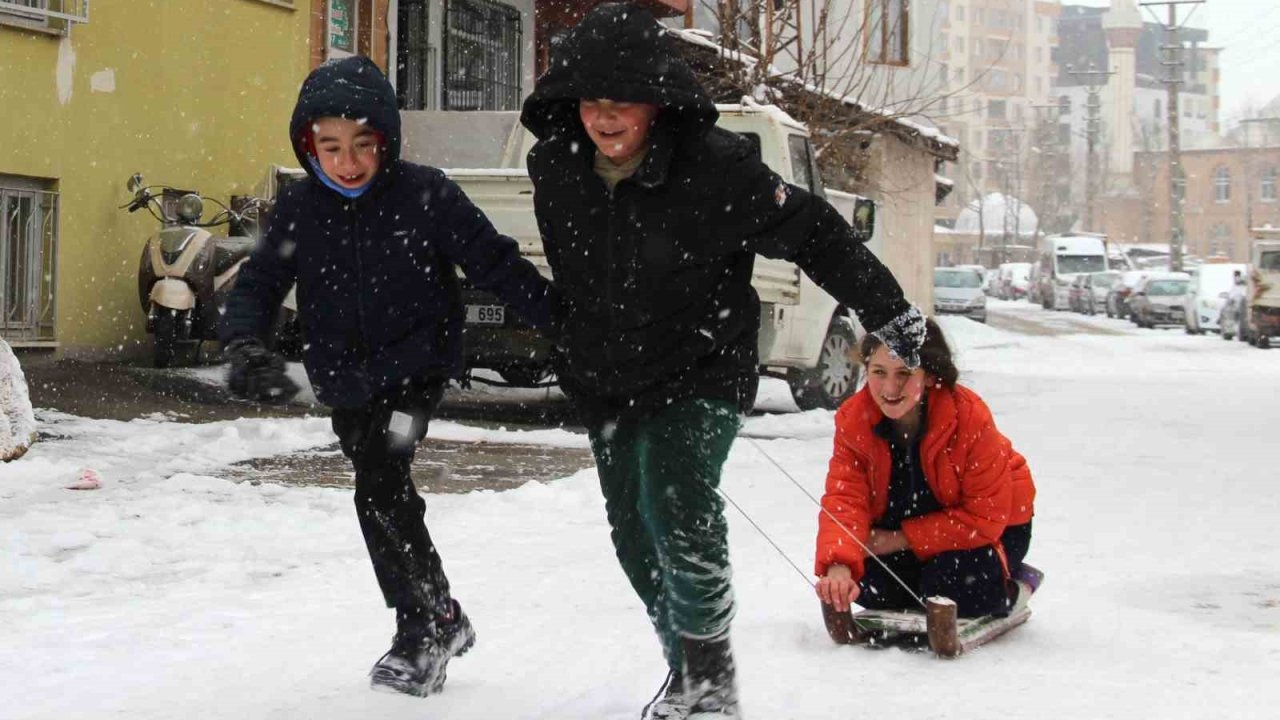 Yeni yılın ilk gününde kar neşesi: Çocuklar sokaklara döküldü