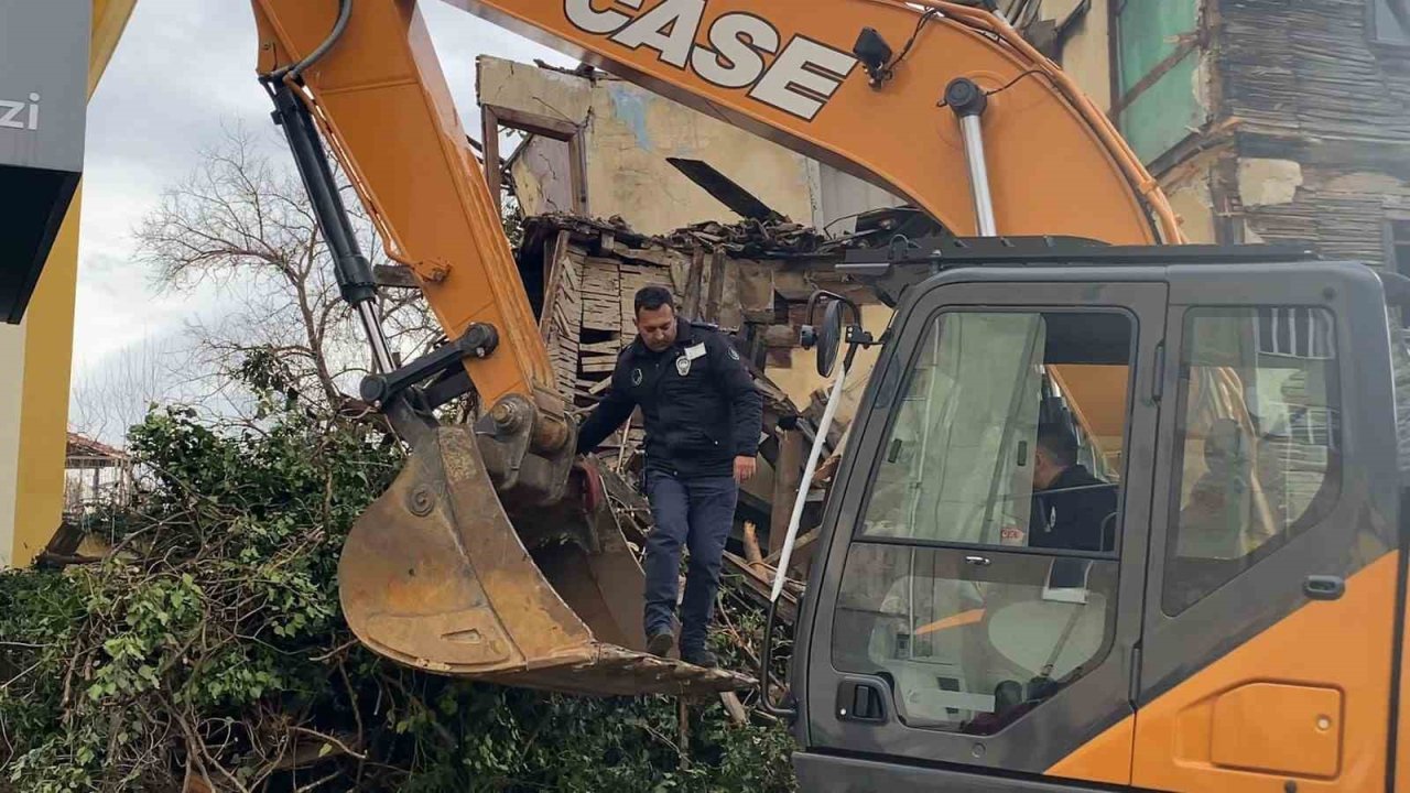 Yıkım sırasında Türk bayrağı hassasiyeti