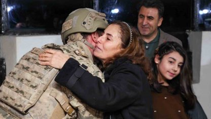 Yılbaşı nöbetinde aile sevinci: Güvenlik kulesinde duygu dolu anlar