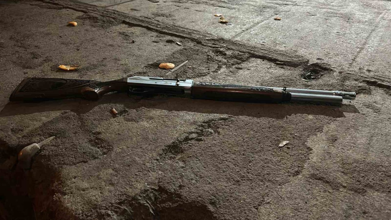 Yılbaşını kutlamak için evlerin bulunduğu sokakta havaya ateş açan şahıs yaptığıyla hayrete düşürdü