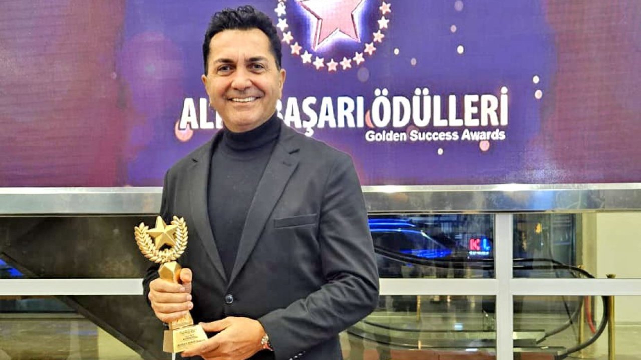 ’Yılın En İyi Bestecisi’ ödülünü aldı, Çeşme’ye adadı