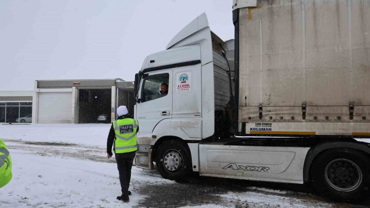 Yoğun kar yağışı ulaşımı etkiledi