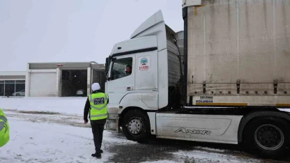 Yoğun kar yağışı ulaşımı etkiledi