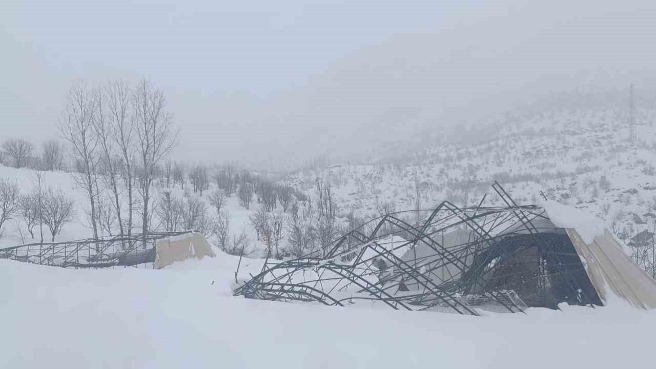 Yoğun kar yağışına dayanamayan halı sahanın demirleri çöktü