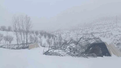 Yoğun kar yağışına dayanamayan halı sahanın demirleri çöktü