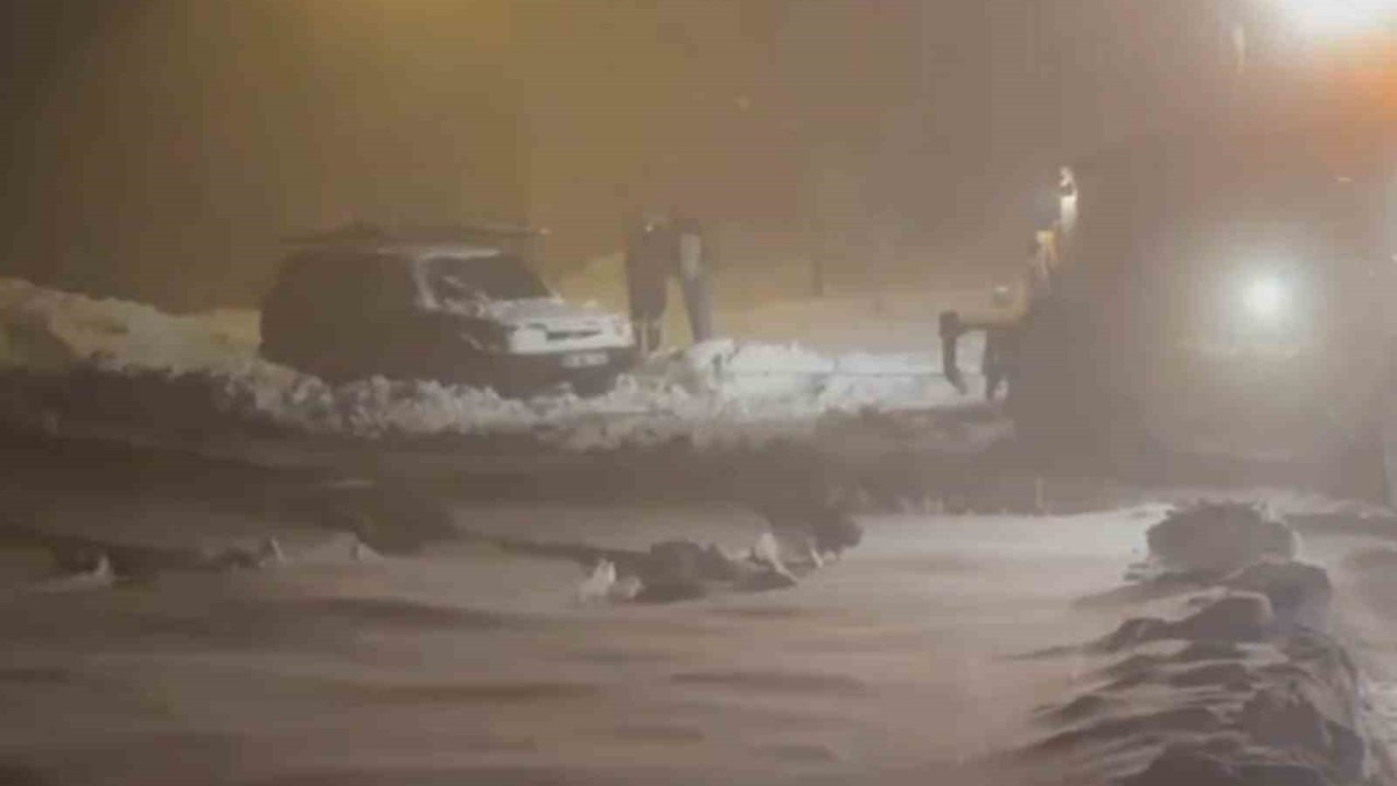 Yoğun kar yolu kapattı, ekipler mahsur kalan araca ulaştı