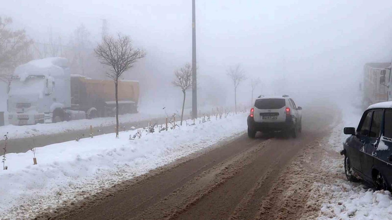 Yoğun sis Besni’yi etkisi altına aldı