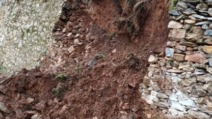 Yoğun yağış sonrası istinat duvarı çöktü