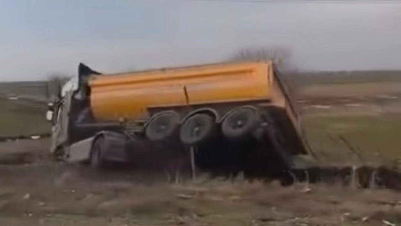 Yol kenarına devrilen kamyonun sürücüsü yaralandı