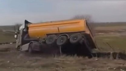 Yol kenarına devrilen kamyonun sürücüsü yaralandı