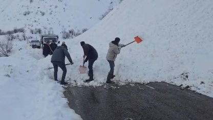 Yola düşen çığı vatandaşlar küreklerle kaldırdı