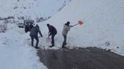 Yola düşen çığı vatandaşlar küreklerle kaldırdı