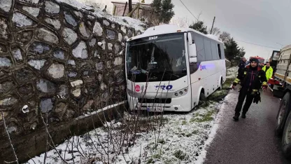 Yolcu midibüsü kazazede aileye çarptı: 1 ölü, 3 yaralı