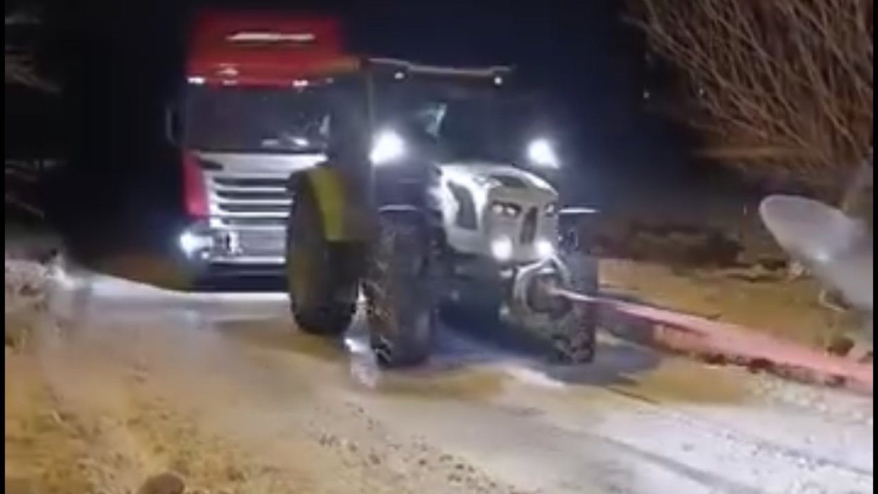 Yolda kalan tır, konvoy halinde çekilerek kurtarıldı