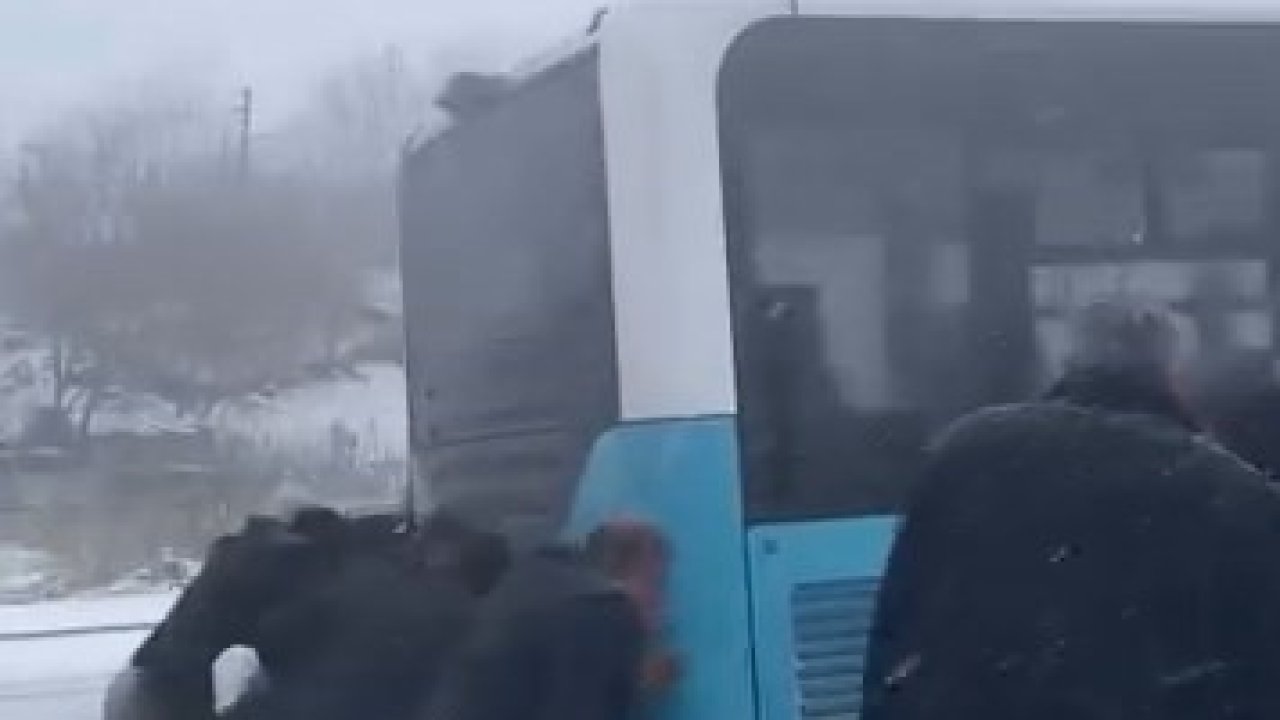 Yolda kalan yolcu otobüsünün yardımına vatandaşlar yetişti