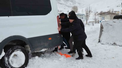 Yolda mahsur kalanların imdadına Kaymakam yetişti