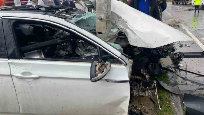 Yoldan çıkıp sinyalizasyon direğine çarpan otomobil parçalandı: 1 yaralı