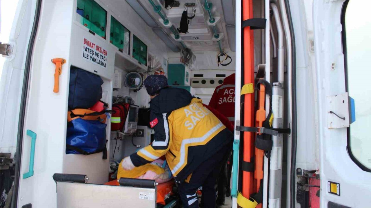 Yolu kapalı köyde rahatsızlanan anne ve bebeği ambulans helikopterle kurtarıldı