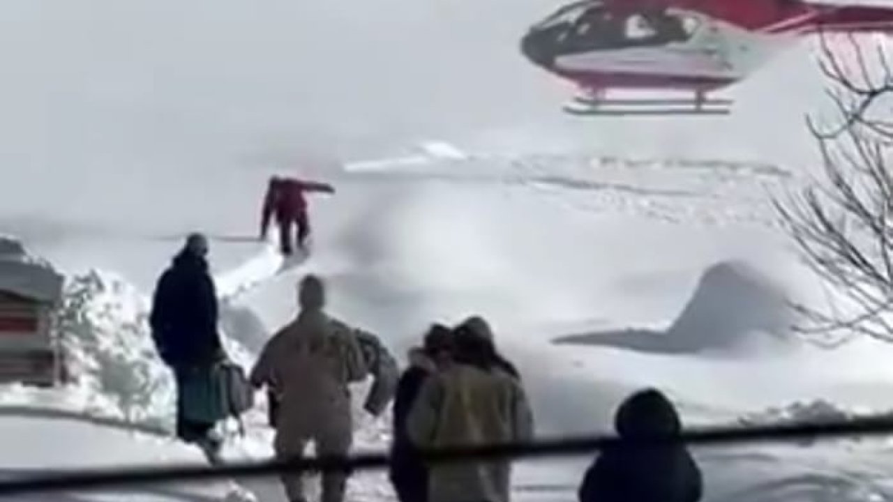 Yolu kapalı mahallede hastalanan bebek, helikopterle hastaneye ulaştırıldı