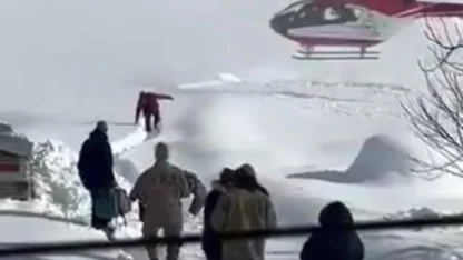 Yolu kapalı mahallede hastalanan bebek, helikopterle hastaneye ulaştırıldı