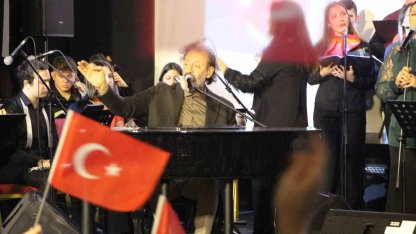 Yücel Arzen Hacıoğulları Amasya’da öğrencilerle sahne aldı