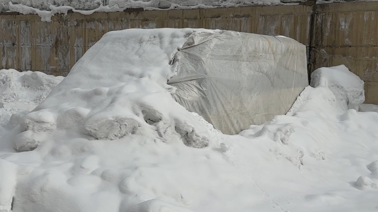 Yüksekova ’Buz Devri’ni yaşıyor: Araçlara brandalı koruma, çatılarda dev sarkıtlar