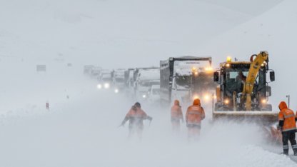 Yüksekova-Şemdinli yolunda kar esareti: Ulaşım tamamen durdu
