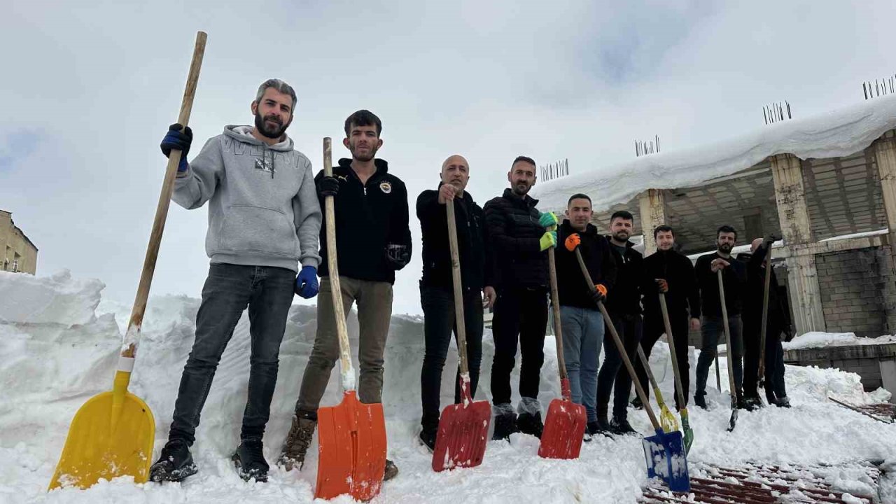 Yüksekova’da 20 kişilik ekibin çatıda kar temizleme mesaisi
