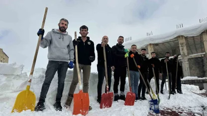 Yüksekova’da 20 kişilik ekibin çatıda kar temizleme mesaisi