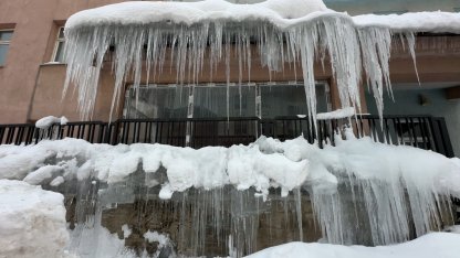 Yüksekova’da 3 metrelik buz sarkıtları oluştu