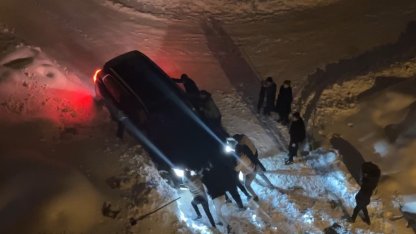 Yüksekova’da kar esareti: Kara saplanan araçlar imece usulü kurtarıldı