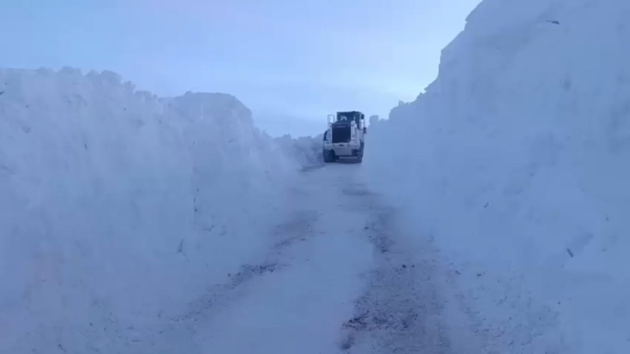 Yüksekova’da karla mücadele: İş makineleri boyunu aşan kar tünelleri oluştu
