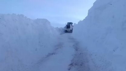 Yüksekova’da karla mücadele: İş makineleri boyunu aşan kar tünelleri oluştu