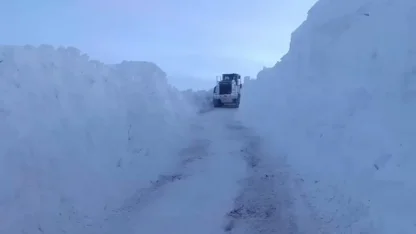 Yüksekova’da karla mücadele: İş makineleri boyunu aşan kar tünelleri oluştu