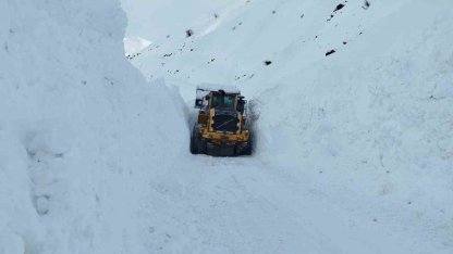 Yüksekova’da mezra yoluna düşen çığ temizlendi