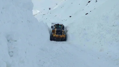 Yüksekova’da mezra yoluna düşen çığ temizlendi
