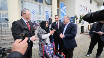 Yüreğir Belediyesi engelli bireylere tekerlekli sandalye dağıttı