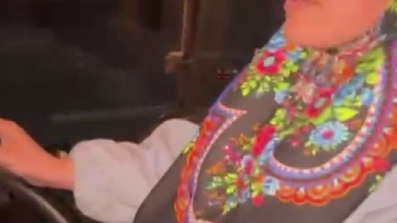 Zana Öğretmen kepçeyle okulunun bahçesini kendisi temizledi